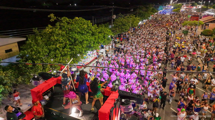 Kevinho arrasta multidão e transforma avenida em baile a céu aberto no Carnaval de Boa Vista