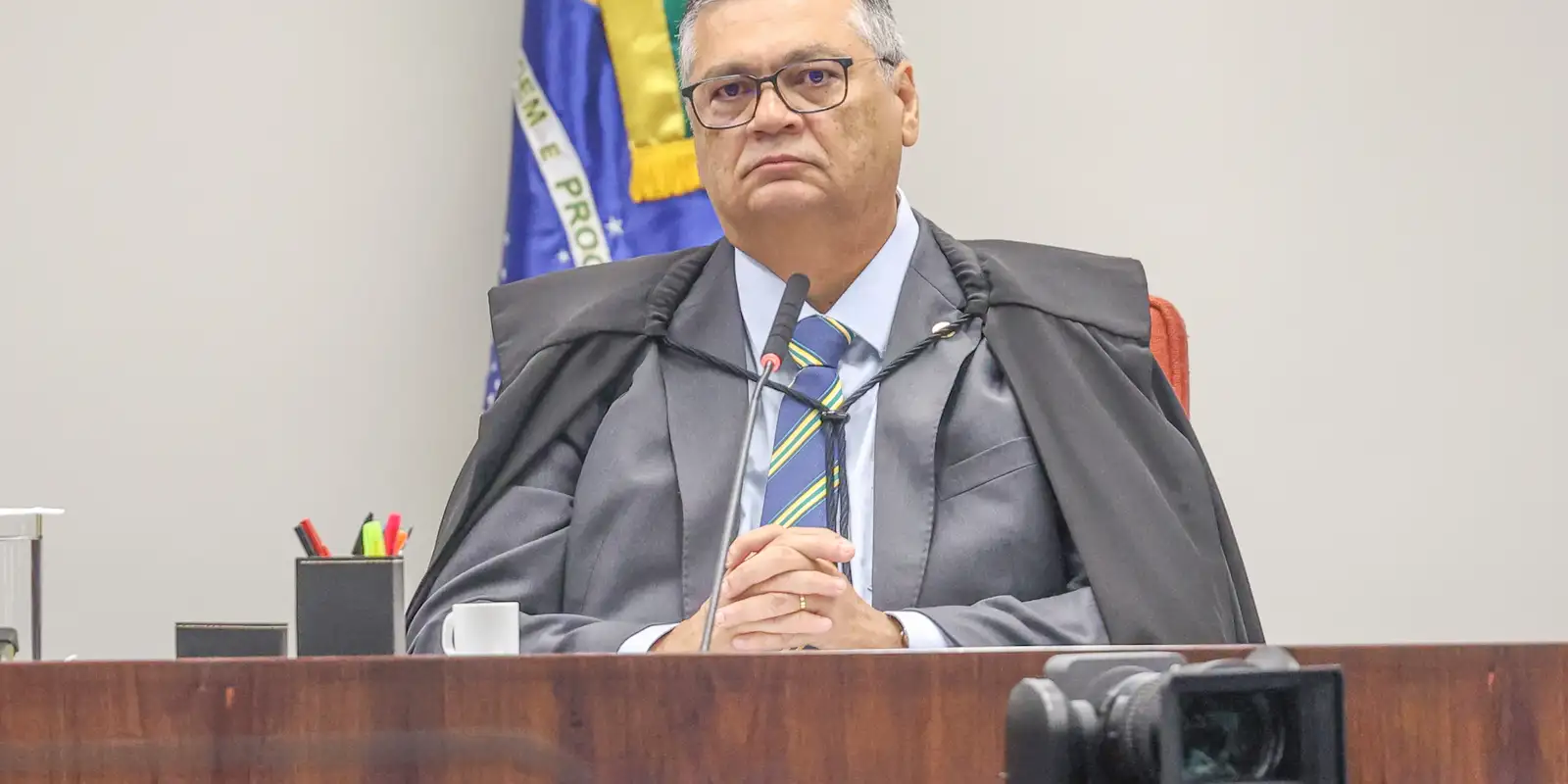 Dino suspende aprovação em bloco de requerimentos pela CPMI do INSS