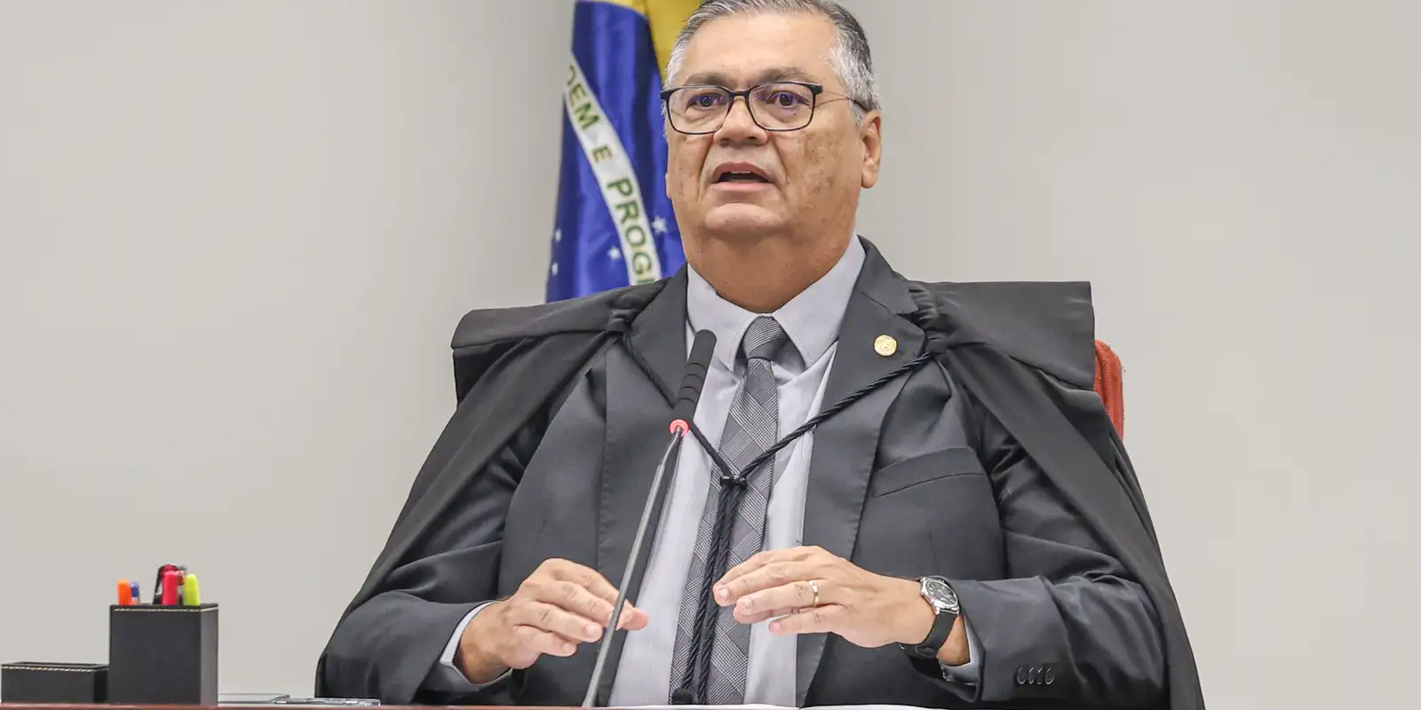 Dino manda investigar emendas para ONGs e filme sobre Bolsonaro