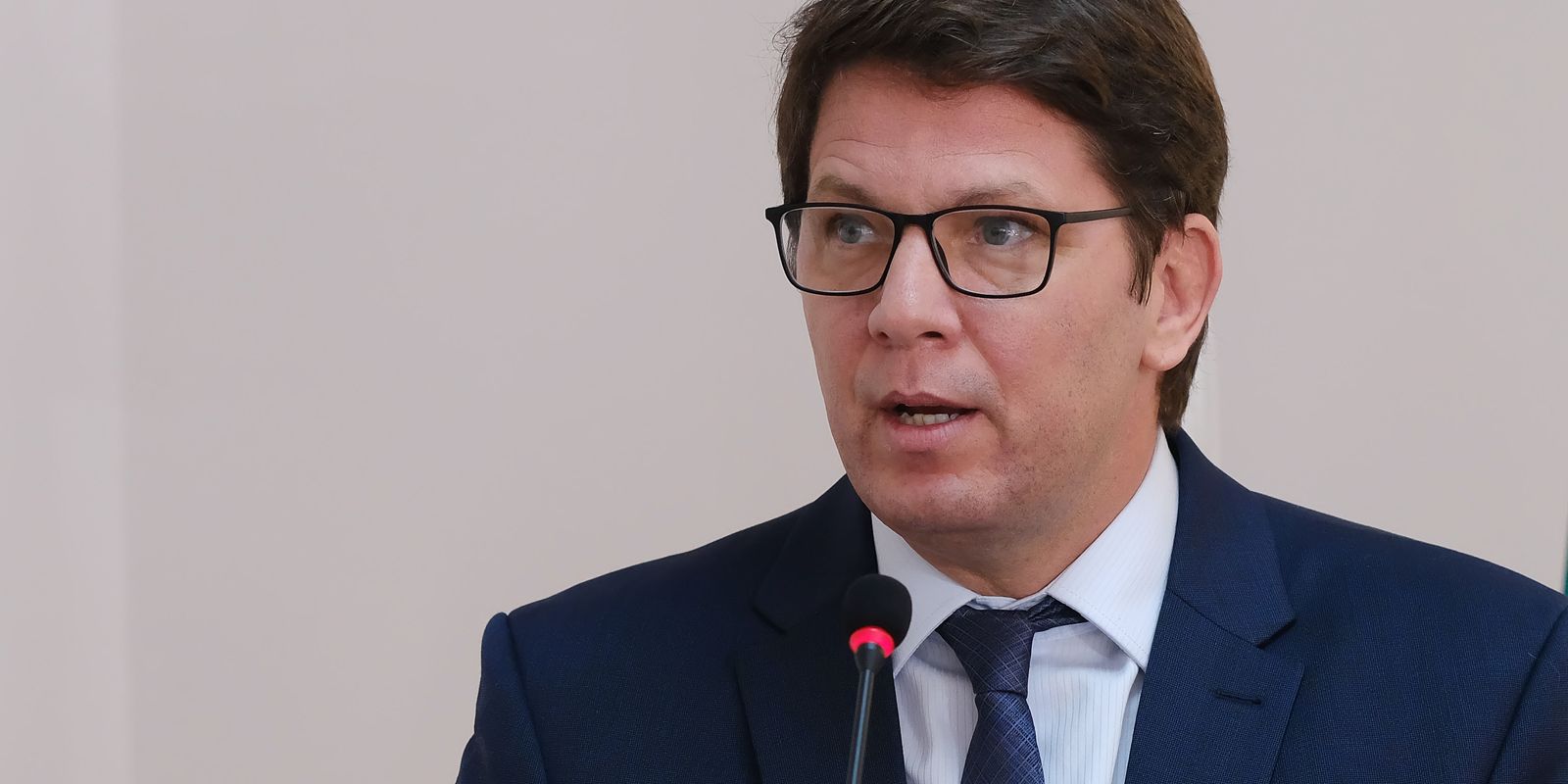 Dino dá prazo para Câmara explicar viagem internacional de Mario Frias
