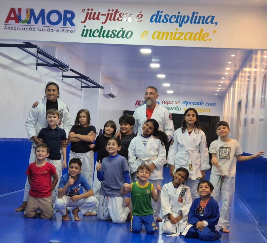 Campeão de jiu-jitsu, Rodrigo Pinna ensina arte suave para crianças autistas em Boa Vista