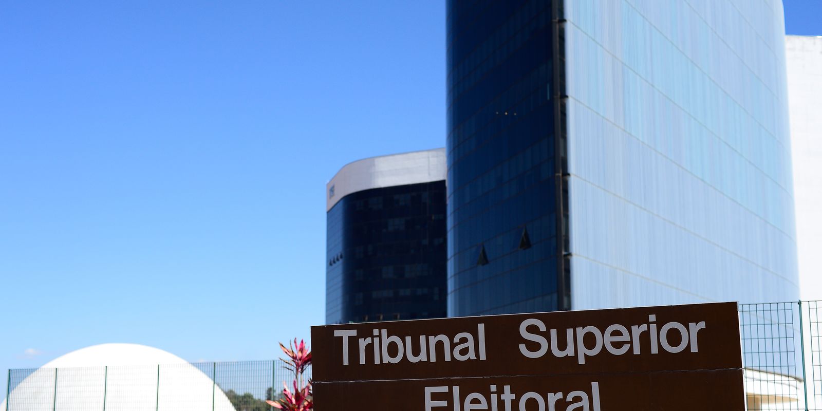 TSE interrompe julgamento de decisão que suspendeu pesquisa eleitoral