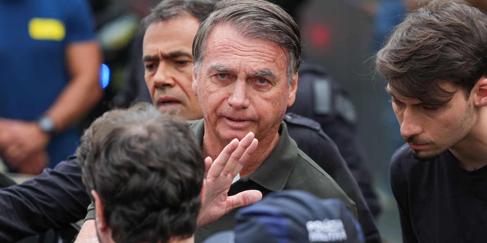 Jair Bolsonaro presta depoimento sobre arma de fogo apreendida no DF