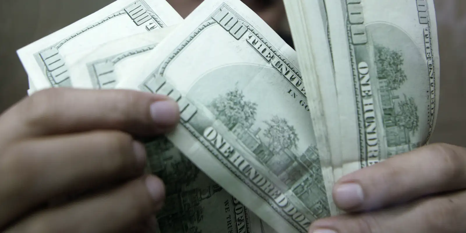 Dólar fecha estável, mas acumula queda de 1,82% em julho