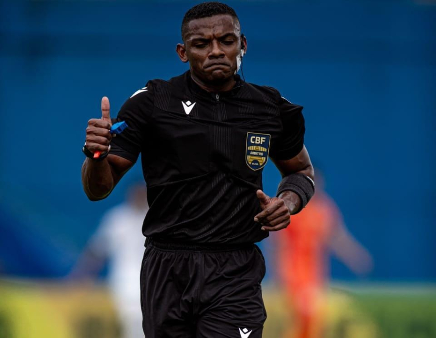 Árbitro da FRF, Daniel Alejandro Hidalgo Blanco apita jogo do Guarani contra o Botafogo-PB