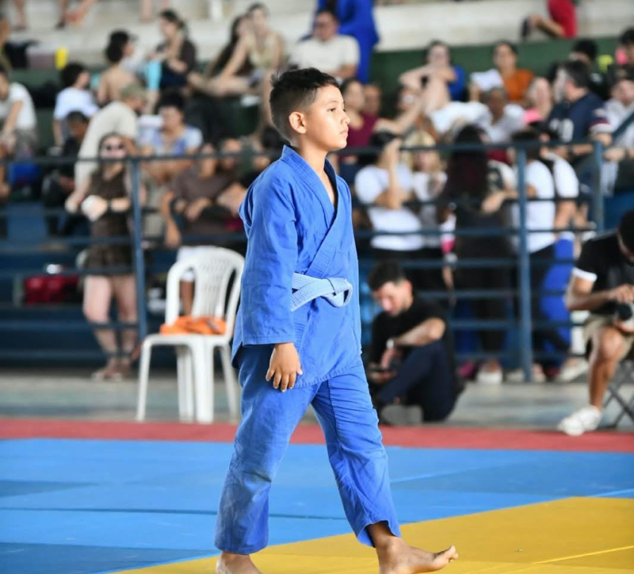 Filho de árbitra assistente segue fazendo história em topo de pódio no judô