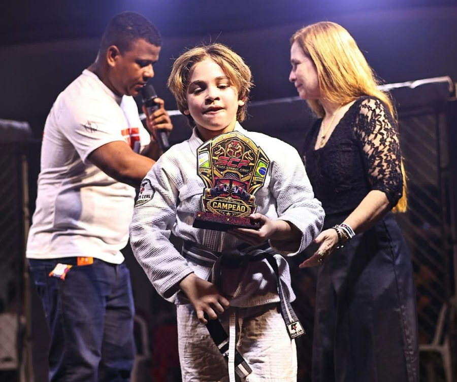 Arthur Maia vence João Kennedy e assegura o cinturão do card de jiu-jitsu Kids com kimono do 6° Silva Combat Fight