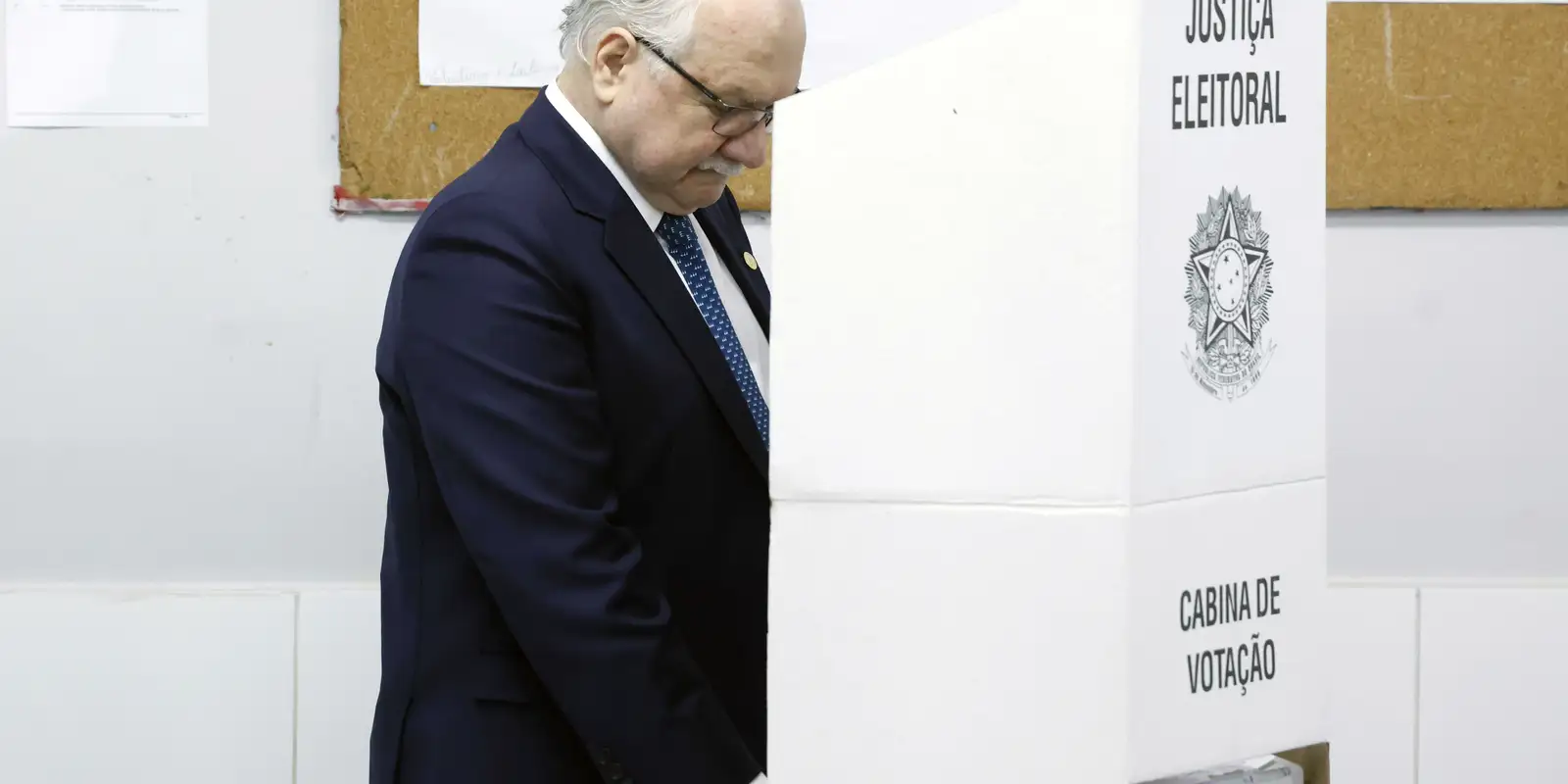 "É tempo de reafirmar o respeito à vontade do povo", diz Fachin